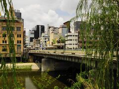 守口から、京阪電車に乗り祇園四条にやってきました。

四条大橋には、神用水清祓式が10時より執り行われました。

神用水清祓式（しんようすいきよはらいしき）は、神輿洗で使用する神事用の水を鴨川から汲み上げ、お祓いする神事です。

今までは10日だけだったのですが、後祭の復活ともない、7月10日と7月28日に行われるようになりました。