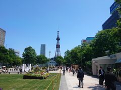 11:00 大通公園

初夏の大通公園は過ごしやすくていいですね！

♪札幌の〜あおぞらは〜限りな〜く〜高いよ〜♪
とてもきれいな青空だったので、小学生の時に歌っていたのを思い出しました。