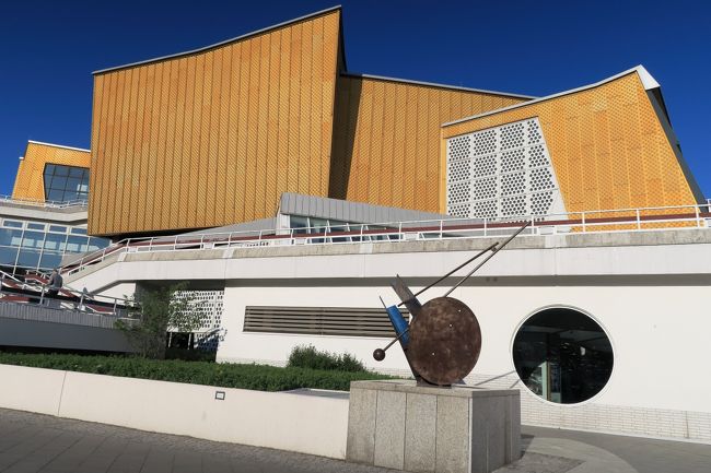 気を取り直してフィルハーモニーへ向かうも、入口が違うと言われ。。<br />周辺が工事中で入口がよく分からす半泣き(:_;)<br />工事中の駐車場付近が入口でした。<br /><br />