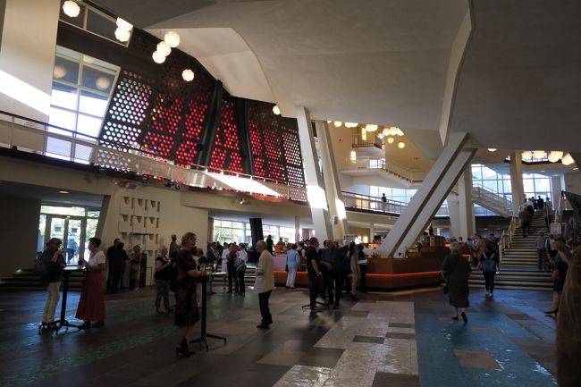 取り敢えず無事会場に到着。<br />開演までホワイエでお酒を飲んで過ごす紳士淑女の皆さま。<br /><br />併設のショップでピアノの先生のお土産を探すも気の利いたお土産は無く、フィルハーモニーの夜景のポストカードを渋々購入。<br />フィルハーモニープリントのTシャツとかキャップに需要は無いと思うんだけど。。<br /><br />クロークに大きめの荷物を預けたり（チップ不要）、プログロムを購入したりして開演前の時間を過ごしました。