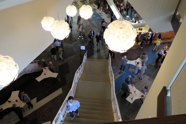 白人の紳士淑女の中で若いアジア人女性1人は浮いていたらしく、上品そうなマダムが「席を替わってさしあげましょうか？」と声をかけて下さいましたが、私の張り切った座席のチケットを見て退散（苦笑）<br /><br />1月のウィーンフィルの演奏会でチケット代金をケチった事を後悔したので、ベルリンフィルではちょっと奮発。<br />今回のプログラムチケットは即日完売だったのでチケットが取れて本当に良かった♪指揮はベルリンフィル芸術監督サー・サイモン・ラトル。<br />2016年は1月にウィーン楽友協会でウィーンフィル、6月にベルリンのフィルハーモニーでベルリンフィル。僅か半年で凄い一年('Д')