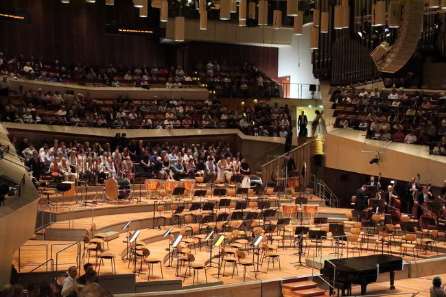 2曲目の演奏はベートーヴェンピアノ協奏曲第4番。<br />ピアニストは巨匠クリスティアン・ツィマーマン！<br />今世界一のピアニストとも言われるツィマーマンの指がよく見えるように左側の座席を取りましたが、指の動き以上にソフトペダル（左のペダル）を踏む動きがよく見えたのが嬉しかったです。<br />（指の動きは映像でもよく見ますが、ソフトペダルを見る事は無いので）<br />1曲目はバトルのような演奏でしたが、巨匠ラトルと巨匠ツィマーマンの演奏は余裕たっぷり。ツィマーマン、譜面ゆっくりめくってたし。<br />