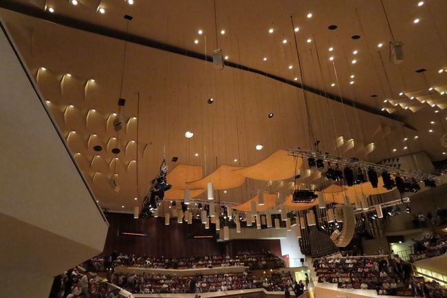 最期の4曲目はドヴォルザーク「スラブ舞曲集 Op.46 」<br />管楽器大活躍の曲でオーボエも超イケメンクラリネットのアンドレアス・オッテンザマーも見どころ聴きどころ満載の中、フルートのエマニュエル・パユ様の演奏が本当に素晴らしくて鳥肌物の感動でした。<br />パユ様で聴くスラブ序曲！何て贅沢〜！！<br /><br />ベルリンフィルはデジタル配信に積極的なので今回の演奏もネットで見れます。<br />https://www.digitalconcerthall.com/ja/concert/22413<br /><br />写真は天井からぶら下がる音響版と照明。<br /><br />ツィマーマンは音響に非常に凝るピアニストで、ライブ音源の録音にOKが出ることはほとんどないらしく、今回もピアノ協奏曲はネット配信がありません。