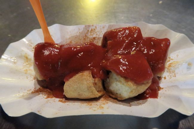 大大大満足のベルリンフィルの後はフィルハーモニー目の前のバス停から15分ほどバスに乗ってホテル最寄りのZOO駅へ。<br /><br />ZOO駅のインビスでお仕事帰りのお姉さんと並んで食べるカリー・ヴルスト。<br />ソーセージにカレー粉とケチャップをかけたもの。<br />このジャンクな味がめっちゃ美味しい！