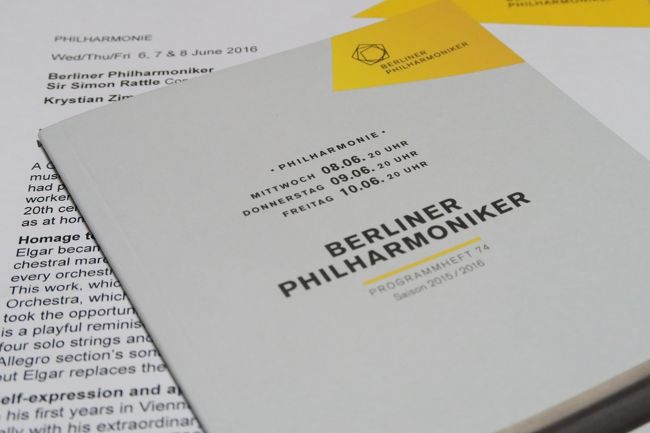 休憩を挟んで3曲目はジュリアン・アンダーソン「インカンテジミ」<br />現代曲でこの日の演奏が初演。<br />現代曲らしく不協和音満載（ちょっと偏見？）<br />印象的だったのは、のど自慢の鐘が3台もあって不協和音をならしていた事とクラリネット演奏者がＳクラ、バスクラとコロコロ持ち替えをしていた事（大変そう）<br />演奏後、作曲家の挨拶もありました。<br /><br />写真はプログラム。プログラムはドイツ語のみですが、英語の楽曲解説が貰えました。EUR5.00<br />