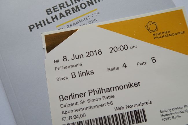 フィルハーモニーでは好みもありますがAブロック後方とBブロックが音響がいいと言われています。で、左のBブロックを。前から4列目、通路から5番目の席です。<br />料金は2番目に高い座席ですが、それでもEUR84.00は日本でベルリンフィルの演奏を聴くより断然安い！チケットは発売日にネットで購入して、数日後自宅に郵送で届きました。<br /><br />1曲目はエルガーの「弦楽四重奏と弦楽合奏のための序奏とアレグロ」<br />今回の1stバイオリンのソリストはダニエル・スタブラヴァ氏でしたが、樫本大進さんの姿も！！座席から樫本さんの演奏がよく見えて感動〜！<br />弦と指揮者のバトルのような演奏でカッコ良かったです。<br /><br /><br />