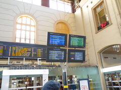 マルセイユ駅は古風な構えでした。