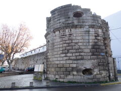 旧市街を画す城壁。アルルはスペインに通じるローマ街道が通っていたんでしょうね。