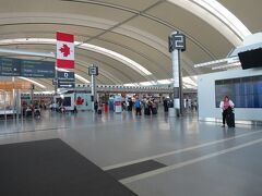 トロント・ピアソン空港にやって来ました。
とてもきれいな空港です。

自動チェックイン機で、搭乗券とバゲッジタグを印刷して手荷物受託カウンターへ。

エア・カナダは日本語表記があるので、
両親でも簡単に操作できました(*^^*)
