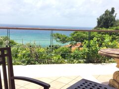 さっそくブセナへ！
14時半からタラソプールのバイオツアーを予約しているため、直行です。

お昼ご飯は、万国津梁館のカフェテラスでとることに。
風が涼しいので、テラスでも快適でした。

ここは不定休なので、向かう前に電話で確認した方がいいです。
この日は夕方から会議で使うため、14時半ラストオーダーとのことでした。

静かで景色が良くて、気に入りました。