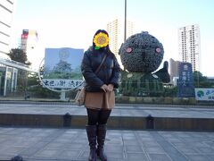 夜行バスは早朝浜松駅に到着。

到着時間にはまだ開店しているはずのお店へ、朝一で餃子を食べに行きますが、この日はもう終了と言われて門前払いされてしまいました。。
お正月休み中だからか元々そうなのかはわかりませんが、他にどこも開いてなく、駅の周りを歩き回り、唯一見つけた高架下の「吉野家」で朝食。
駅構内の「マクドナルド」が開く時間を見計らって移動し、お茶をしながら時間を潰しました。

8時半、やっと街が動き出す気配がしてきたので、観光に出かけます。
駅前のロータリーにいた、ゆるキャラ「出世大名家康くん」