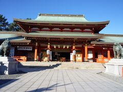 ぶらぶらと浜松城へ向かう道すがら「五社神社」へ寄り道。
朱色が鮮やかな立派な神社です。
