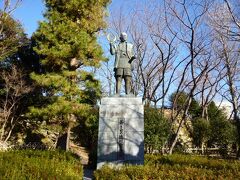 浜松城の建つ浜松城公園には「若き日の徳川家康公像」