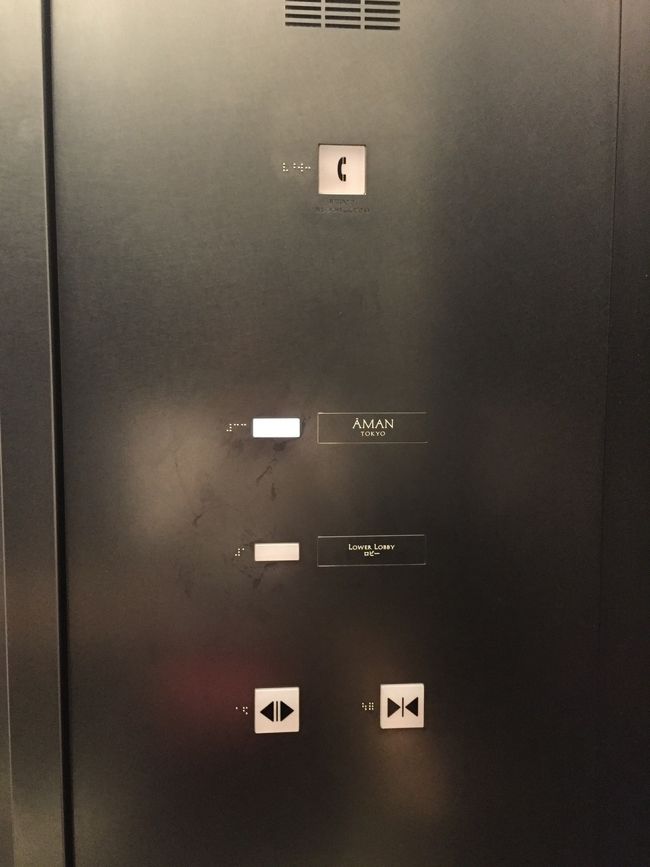 ロビーで、アフタヌーンティーを予約している旨伝えると、専用のエレベーターへ。カフェへ直通です。