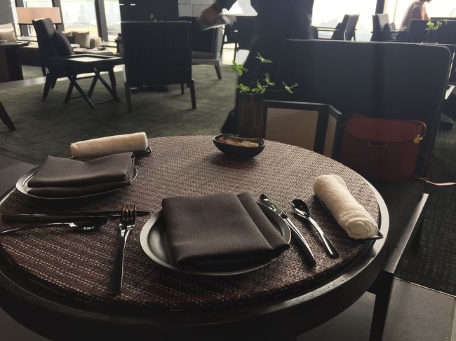 席に通されましたが、広い空間に余裕をもった間隔でテーブルが配置されていて、とてもゆっくり過ごせます。素敵！