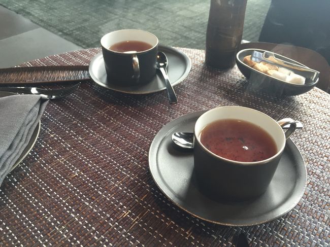 まずはお茶を注文・・・Ronnefeldtのブラックティー、フレーバーティーがそれぞれ６種類くらいの中から選べます。もちろん、おかわりも茶葉のチェンジも可能。<br /><br />私は一杯目はブラックティーで、スモークドチャイナをいただきました。<br />「烏龍茶みたいな味がする・・・」<br /><br />友人はフレーバー。モルゲンタウだったかな？？とても薫り高くて驚いた。