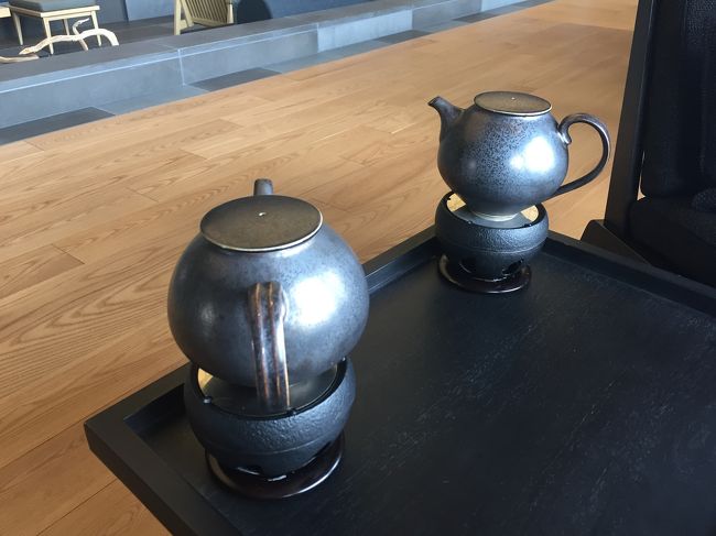 お茶はこのような和風のポットで持ってきてくれます。ポットの下には、お茶が冷めないように火が燃えてる。<br /><br />このポットすごくかわいくて、家に欲しいくらい。