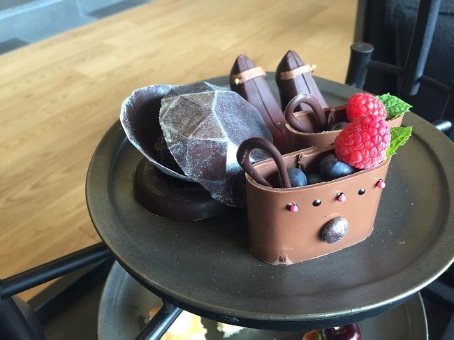 では、上段からアップで。<br /><br />上段はチョコレートのお皿。<br />女性のファッションをテーマにしたチョコレートで、すっごくかわいい！<br />驚くことに、これ、全部食べられるんです。<br />宝石のようなものも、チョコレートでできてました。<br />バッグの陰に隠れているけど、ハイヒールのチョコレートがとてもおいしかったです。中に、ベリーのソースとカカオのソース？が入っていたと思います。