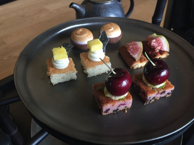 中段は小さなケーキたち。<br /><br />フルーツたっぷりで、一口サイズなので、パクパクいけちゃう。<br />手前のチェリーのケーキとってもおいしかった。