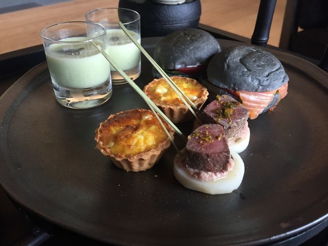 下段はお食事。<br /><br />スープ、サンドイッチ、キッシュ、お肉<br />黒いパンは竹炭を練りこんでいるそうで、サーモンのサンドイッチでした。<br />手前のお肉はビーフで、がっつりお肉！な赤身でした。