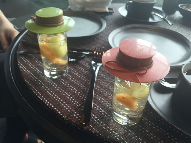 トレーとは別でサーブされた、ゼリー。<br /><br />上に乗っかってる帽子もチョコレートなので食べられちゃいます。<br />芸術品のようで、食べるのがもったいない・・・＞＜