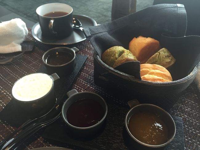 アフタヌーンティーにかかせない、スコーン。<br /><br />プレーンのスコーンと、お抹茶のスコーンでした。<br />ジャムは、右からアプリコットとストロベリー。<br />そしてクロテッドクリームとハチミツも添えられます。<br /><br />このスコーン、とってもおいしかった。<br />「今まで食べたスコーンの中で一番おいしい・・・」<br />と言ったら、友人には<br />「そう？」<br />と言われた。<br /><br />私はふわふわ、しっとりのスコーンが好きなのだけど、<br />彼女はさくさく、ほろりのスコーンが好きなんだって。<br /><br />食の好みは人それぞれですね。<br /><br />そして、<br />「高校の調理実習でスコーン作ったよね」<br />という話をしたら、<br />「高校で家庭科なんてあったっけ？」<br />と言われた。<br />えー・・・選択科目だったのかな・・・<br /><br />今日は噛み合わない二人でした。