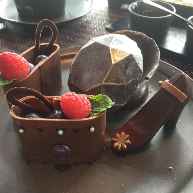 もう一度、チョコレートだけアップで・・・<br /><br />ほんと、芸術品・・・たまらない。<br /><br />ちなみに、お手洗いのハンドソープはヒノキの香りがして、とてもいい香りでした。