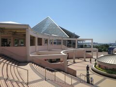アクアミュージアムの特徴的な大三角屋根が見えてきます。