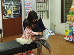 今回はABCレンタカーでレンタカーを借ります。
ギリギリに旅行を決めたため、タイムズカーレンタカーの安いプランはなかったのですが、運よく見つかったのがABCレンタカーです。
初体験です、待合室はやや手狭でしたがGWにしては安く借りれました。