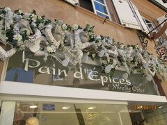 絵葉書を買おうと、お土産物屋さんへ向かうと、手前のお店のおじさんが、日本語で、こんにちは！美味しいです！と何やら試食させてくれるみたいでした。お店を見ると、パン・デピスで有名なお店でした。パンデピスは香辛料がたくさん入ったパウンドケーキみたいなお菓子です。私は余り得意ではないので、購入せずにお店を出ました。おじさんに申し訳なかったけど、店内にいた、日本人のご夫婦がいくつか購入していたので良かった。。