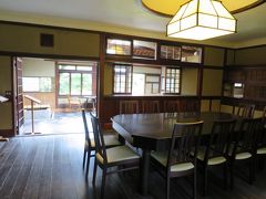 志賀直哉旧邸
暗夜行路ほかの作品で知られる、志賀直哉は一時期奈良に居を構えていたとのこと。自ら設計に細かく口を挟んだらしい。
ダイニングキッチンがモダンで、氷で冷やす冷蔵箱（冷蔵庫の前身）が作り付けなのにびっくり。