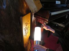 奈良ホテルのホテルツアーに参加。
他に参加者なく二人で話を伺う。
14時の回は黙っていると開催されない可能性があるので、声を掛ける必要がありそうです（声をかけました）
アインシュタインが引いたというピアノの説明を聞いているところ
