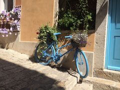 丘の上の教会を目指して旧市街を散策

ドアの色とお揃いのブルーの自転車☆彡