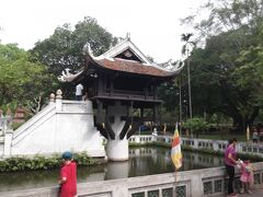 ホーチミン廟の敷地（？）内の一柱寺へ。
ここは子宝のお寺でもあります。

不妊治療している親戚のため、ナムナムナム…

本当に柱が１本やねんな…