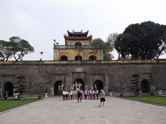 てくてく歩くこと約１０分。
世界遺産のタンロン遺跡に到着。

結婚式用の写真撮りやってはりました。