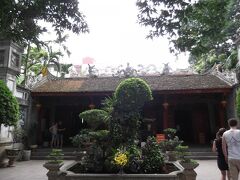 歩いてきた道を戻り鎮武観へ。
ここは道教の代表的寺院。
北（中国）からの攻めを鎮めるように、という願いからです。

本殿がきれい。この木々はヌイノンボ（仮山）。

広い建物ではなく、広い道にも面しているのですが、なんだか落ち着く場所でした。