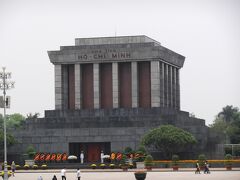 本日はハノイ市内観光を満喫予定。
まずは、ホーチミン廟へ。
市民で混むらしいので朝８時頃をめどにタクシーで出発！

…
……やられた…運転手にぼったくられた…１５ドルほど損した…気にしない！

亡くなってもなお敬愛されている感が半端ない。カメラ預けてＧＯ！
今にも起き上がりそうなご遺体。
でも、派手じゃなくて好感が持てました。

警備が超厳重！