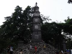 玉山祠の入り口にある筆塔。【写青天】と書かれていて、人が得た知識は世の中に公表しなければならない！という意味。

子供たちがわさわさ登って遊んでいました。