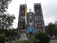 さて、ついに本日、いや２０１６GW最後の観光場所、ハノイ大教会。


真っ黒ですが、美しい建物。建物前には幼いイエス様を抱っこしたマリア様の像が。
失礼ながら、こんなに美しい建物とは思っていませんでした。

建物内部には美しいステンドグラス等があるらしいのですが、残念ながら何か修繕しているようで内部には入れませんでした。

・・・・終わってしまった・・・
２０１６年も無事観光終了！