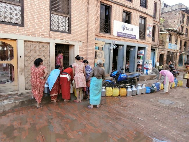 水をもらうため、順序良く、みんな容器を並べて待っています。昔はみんな真鍮の容器に水を入れていたのですが、高価だから盗まれたりするので最近はプラ容器が増えてきたそうです。