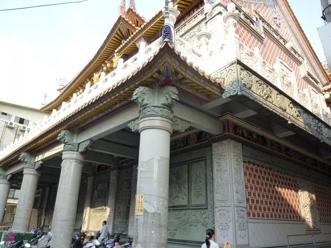 鳳山天公廟・高雄 2011/07/05<br /><br />妻の運転で鳳山天公廟で拝拝。以前きた時は改装中であり、現在もまだ終了していなかったですが、今回はあちこちを見ることができました。立派で大きな廟です。<br /><br />住所：830台湾高雄市鳳山区光明路151號<br />最寄駅：鳳山站