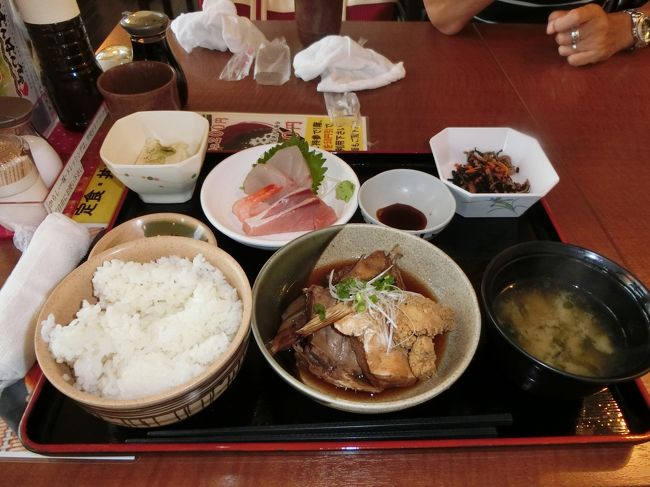 少し並んで入ることができました。<br />家内の煮つけ定食。