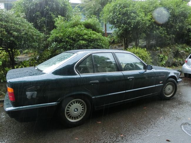 部屋の前に車を停めます。