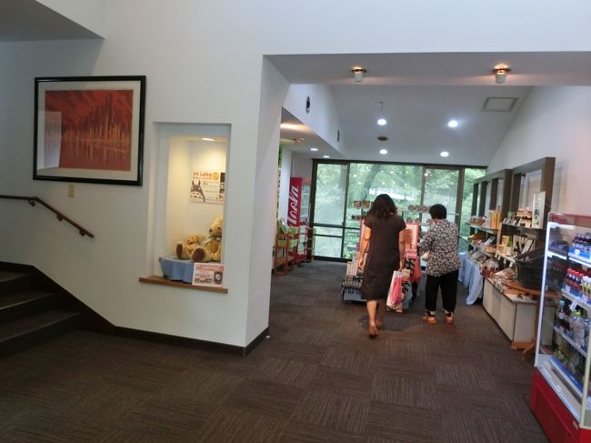 小降りになったので温泉へ。<br />温泉に入る前にお土産屋さんを覗く義母を追っかける家内。