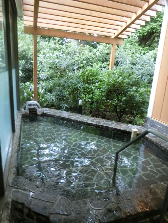 夕食後も含め、４回も温泉に入ってしまいました。<br />肌がスベスベになる無色透明の温泉です。