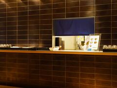 ANAラウンジは第4サテライトへ。
ヌードルバーで注文します。

