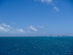 船着き場に着いたらすぐに船に乗り込みました。

宮古島と伊良部島を結ぶ伊良部大橋は2015年1月開通なのでまだ建設途中です。