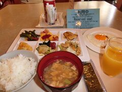 ２日目　朝4時ごろ目が覚めるが、外は真っ暗。関東はこの時期にはそろそろ明るくなってくる時間だけど、沖縄は6時頃ようやく日の出です。
６時に起床　７時から朝食バイキングへ　
初の一人バイキング・・・周りを気にしながらも(;´･ω･)しっかり食べます。
今日は洋食バイキングへ