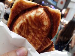 明洞の屋台で３歳の子供の好きなクロワッサンたい焼きを見つけたので、買いました
３０００ウォンもしました！
高い…しかも、子供食べないです
普通に美味しかったけど、高いです…
ぼったくられたかな？
値段書いてなくて、聞いたら３０００ウォンって言われたし・・・

ホテルの帰り道にマクドナルドでハッピーセットを買いました
ホテルに戻って、就寝