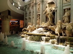 蚕室駅をでると、噴水がありました
左手がロッテアクアリウムです

蚕室での目的は
１．ロッテマートのトイザらス
２．ロッテワールド水族館
３．billsのパンケーキです